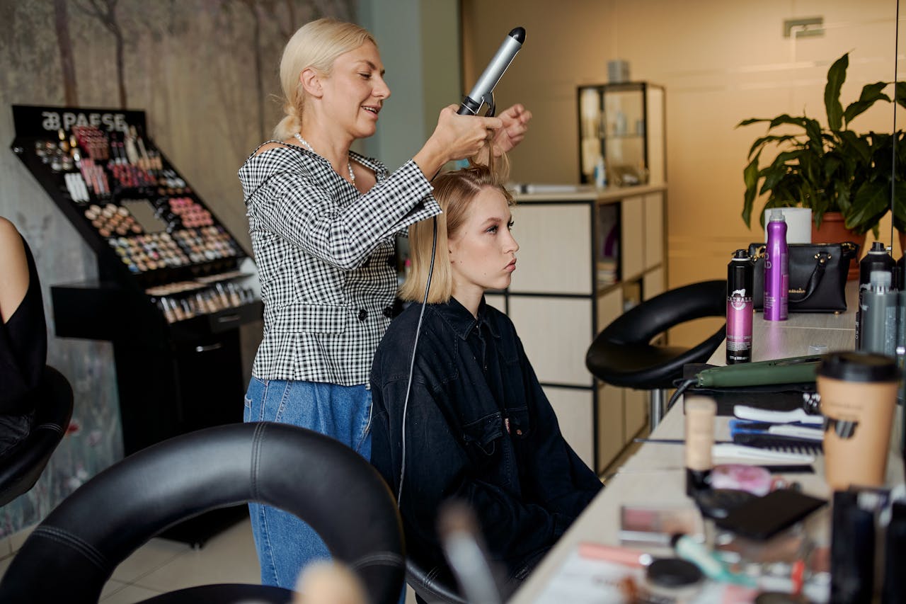 💇🏼 How to Become a Professional Hair Stylist in Dubai, UAE & Middle East 2026